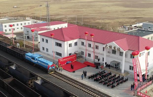 國家電投首臺(tái)氫燃料電池混合動(dòng)力機(jī)車上線.jpg 國家電投首臺(tái)氫燃料電池混合動(dòng)力機(jī)車上線.jpg