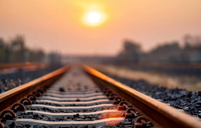 澳大利亞探索用于散裝貨物運輸?shù)臍鋭恿疖嚨闹卮蠛献?jpg