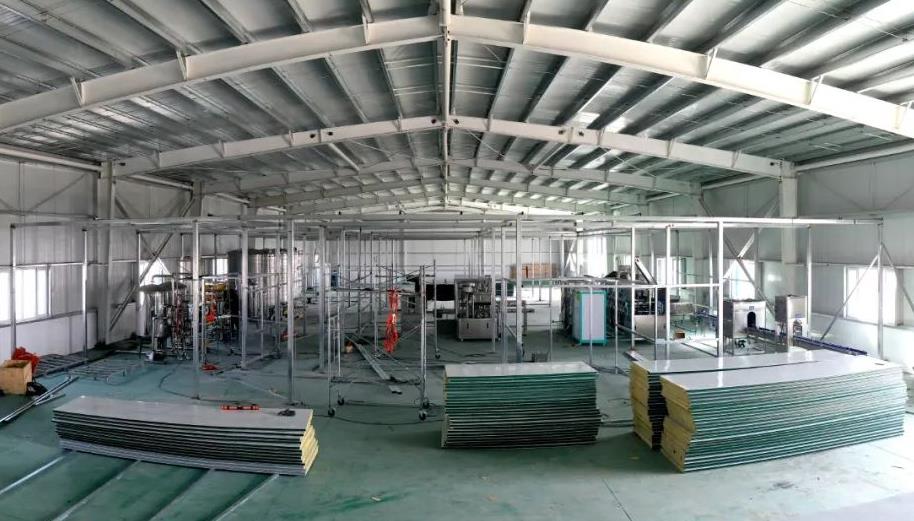 年產(chǎn)50萬桶純凈水150萬袋富氫水建設(shè)項目正在和碩加緊建設(shè)中.jpg 年產(chǎn)50萬桶純凈水150萬袋富氫水建設(shè)項目正在和碩加緊建設(shè)中.jpg