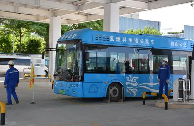 在南莊制氫加氫加氣一體化站,氫燃料電池公交車(chē)正在加氫 在南莊制氫加氫加氣一體化站,氫燃料電池公交車(chē)正在加氫