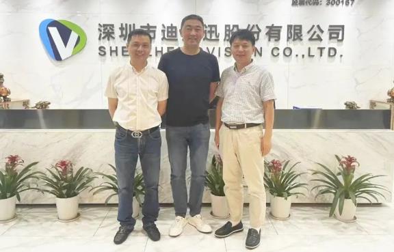 合約文件簽署時刻現場合影留念