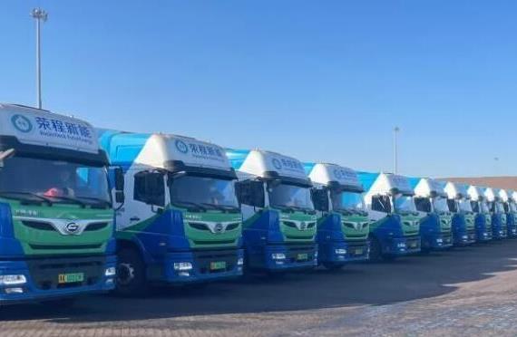 1月28日上午,往返于天津港與河北旭陽能源有限公司之間鐘擺運輸線路上的首批27輛氫能重卡發車.jpg