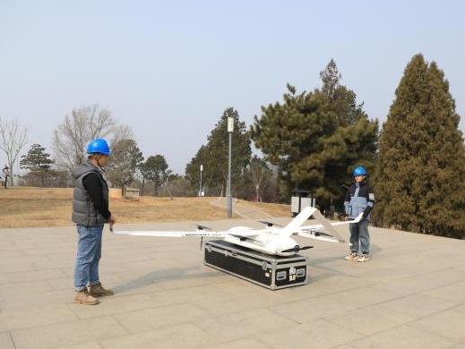 2小時(shí)80公里,山西首次采用氫能無(wú)人機(jī)巡視輸電線路.jpg