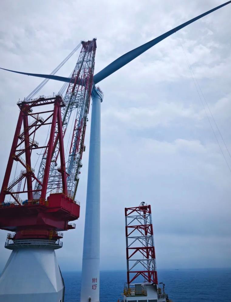 首吊成功!國內(nèi)首個“海上風(fēng)電+海洋牧場+海水制氫”融合項目進(jìn)入風(fēng)機安裝階段.jpg