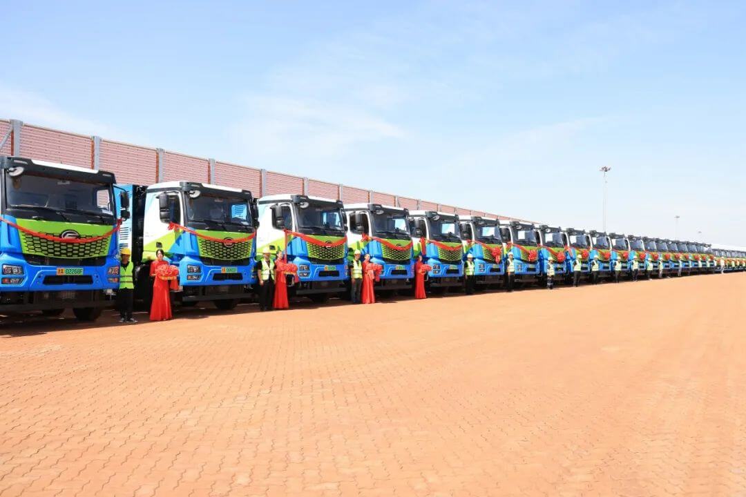 國鴻氫能配套!86輛重卡再次交付榮程集團(tuán)-1.jpg