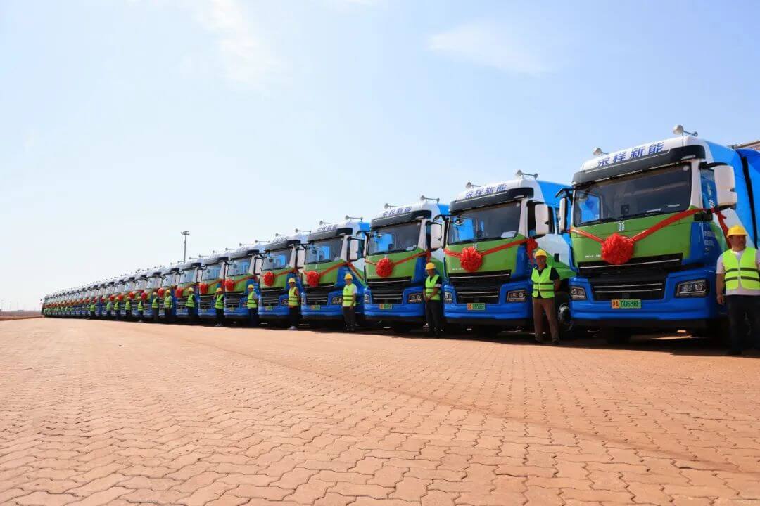 國鴻氫能配套!86輛重卡再次交付榮程集團(tuán).jpg