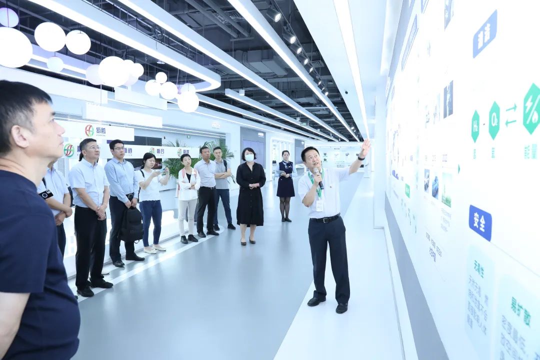 與會代表參觀了國家電投北京氫能中試與生產基地和國氫科技展.jpg
